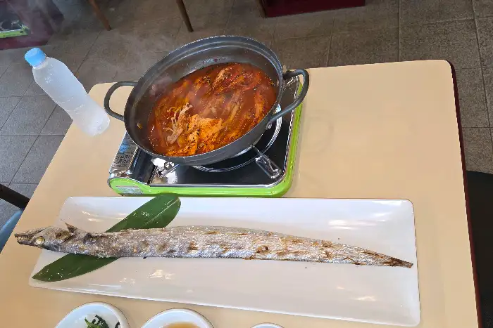 정갈하게 차려진 전복 물회와 보글보글 끓고 있는 갈치조림