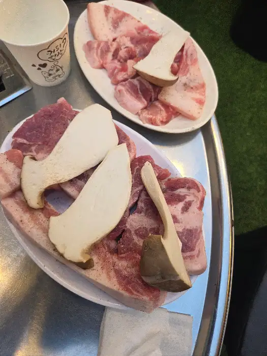 신선한 삼겹살과 버섯