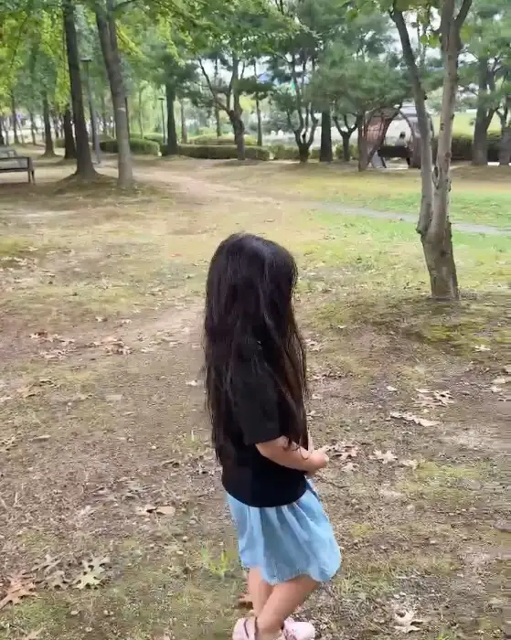 호암지 공원을 거니는 아이의 뒷모습