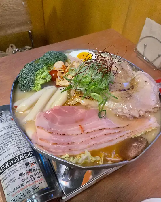 다양한 재료가 들어간 푸짐한 나베
