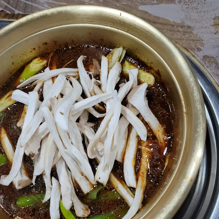 등갈비찜 속 버섯과 채소가 국물에 잘 우러나온 모습