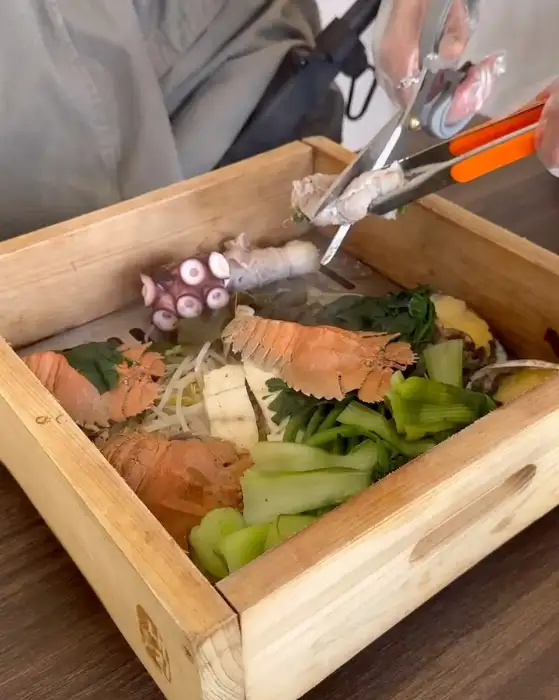 집게로 재료 집는 모습