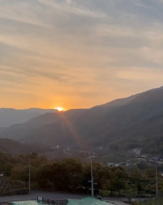 노을 지는 산 능선 풍경