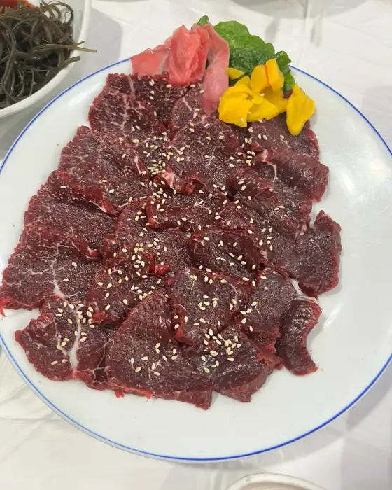 정갈하게 차려진 생고기 한 점