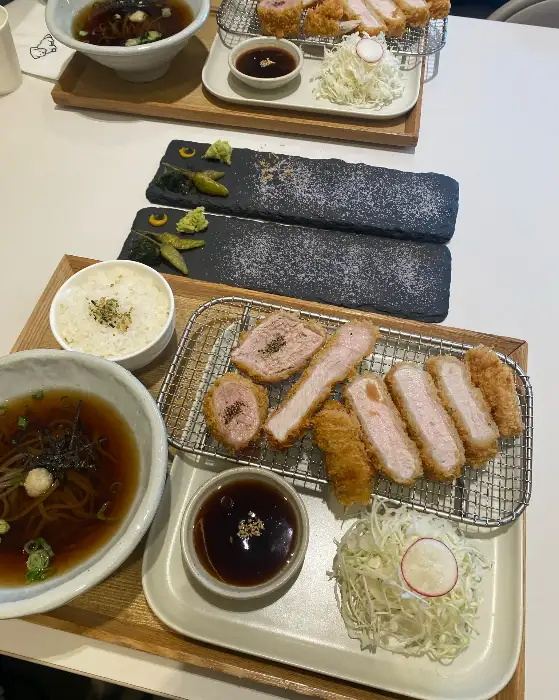 돈까스 단면과 곁들임 메뉴