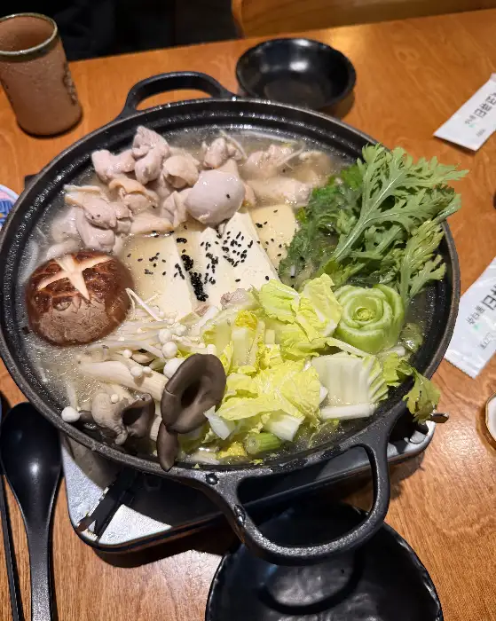 다양한 재료가 끓고 있는 냄비 요리