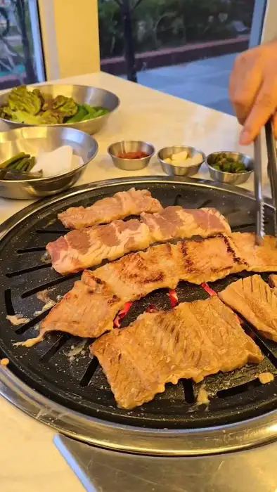 테이블 위에서 굽고 있는 여러 조각의 갈비들