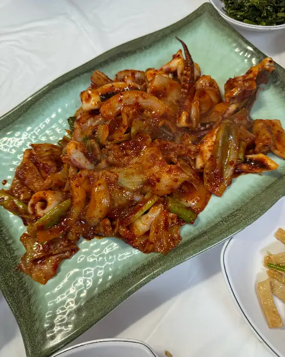 식탁에 차려진 음식 모습