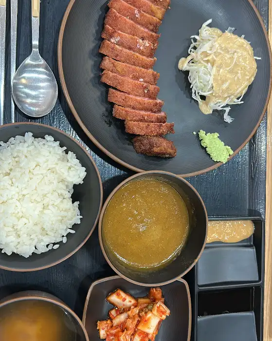 테이블 위 화로에서 지글지글 익어가는 규카츠