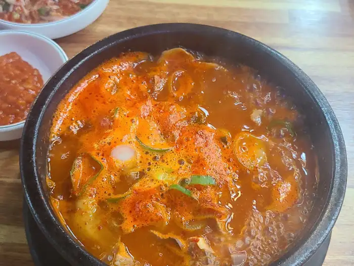 얼큰해 보이는 순댓국