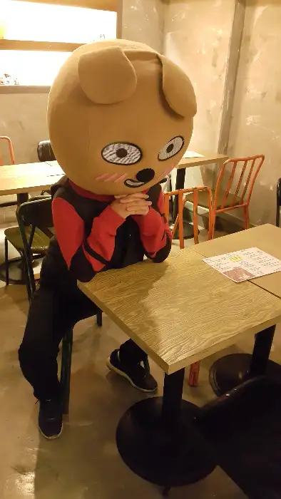 카툰 캐릭터 가면을 쓴 사람