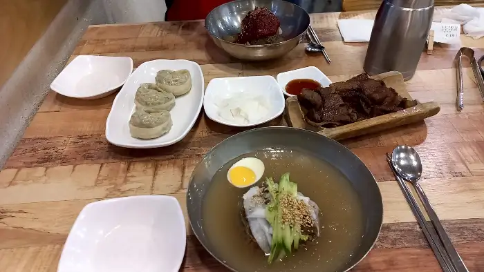 다양한 해산물 요리와 곁들임 메뉴
