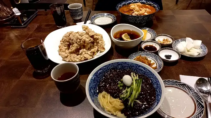잘 차려진 킹크랩 요리 상차림