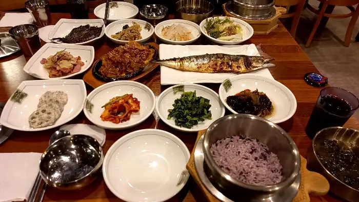 여러 가지 반찬과 함께 차려진 푸짐한 식사
