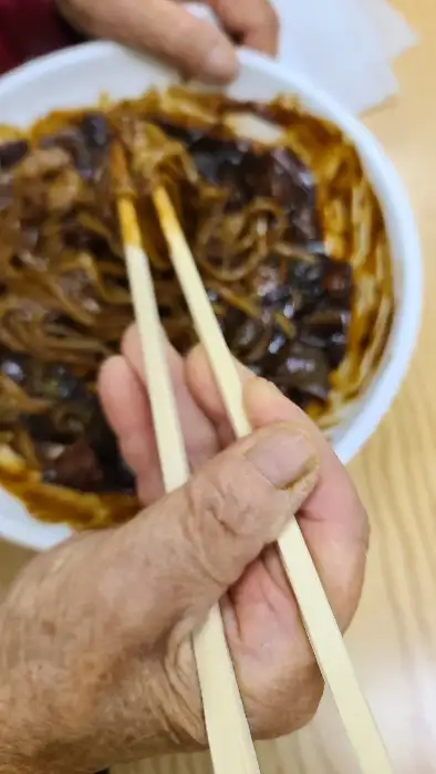 윤기 나는 짜장 소스에 비벼 먹는 면