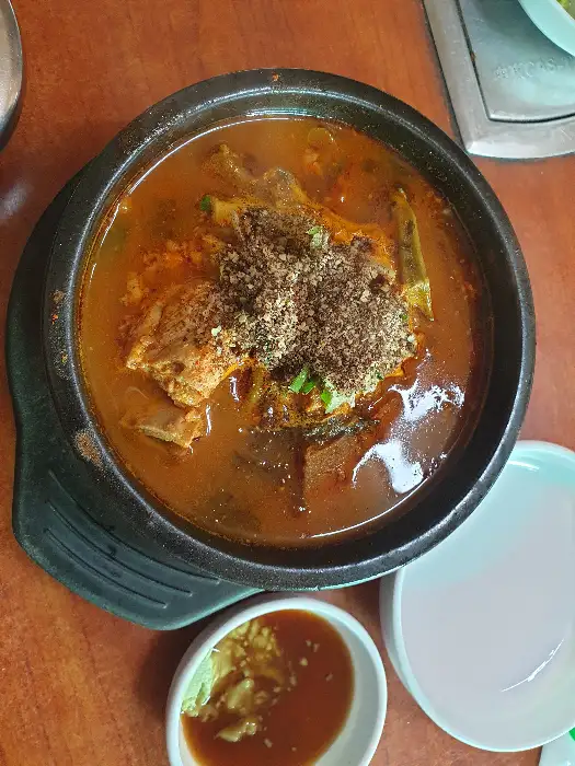따뜻한 국물 요리가 담긴 뚝배기