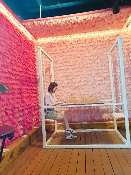 핑크색 벽과 그네 좌석
