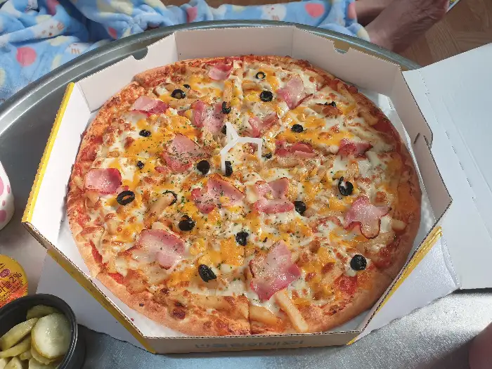 다양한 토핑이 올라간 베이컨 포테이토 피자