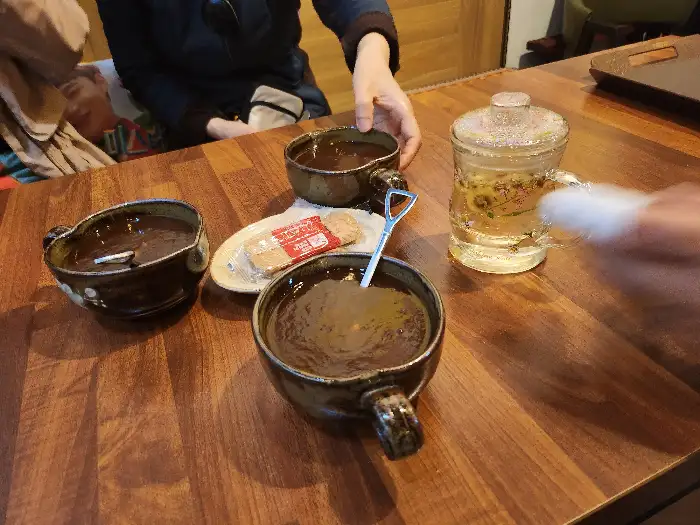 따뜻한 음료와 간식