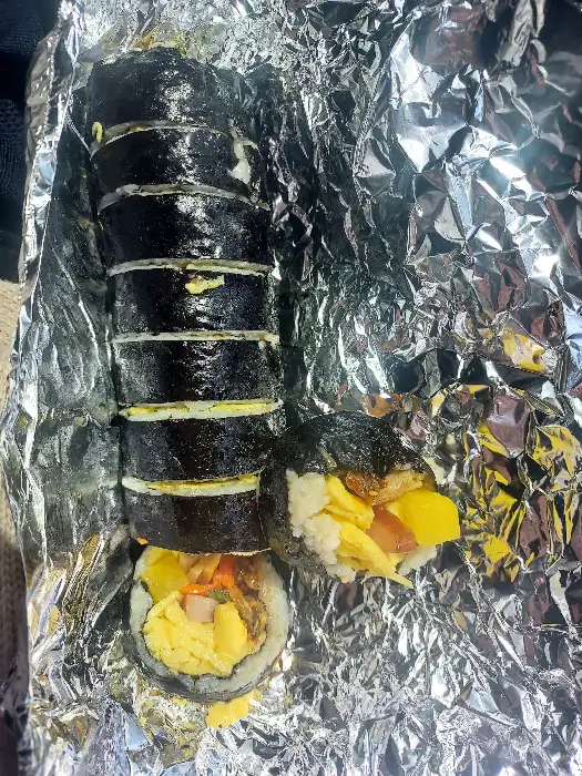 다정한 김밥 조각