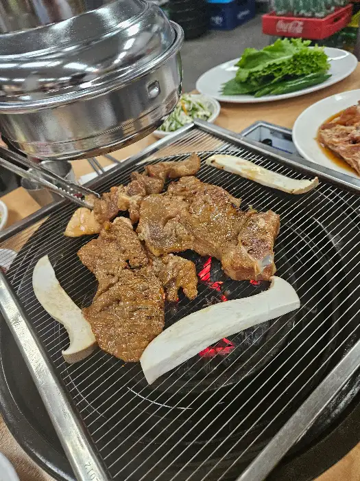 갈비 굽는 모습