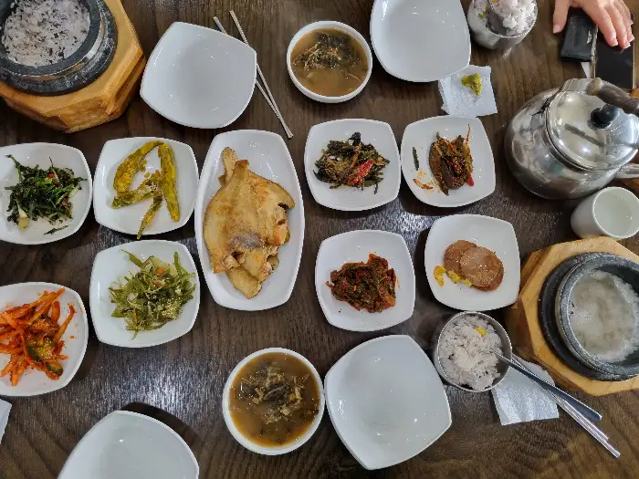 다양한 반찬과 메인 메뉴