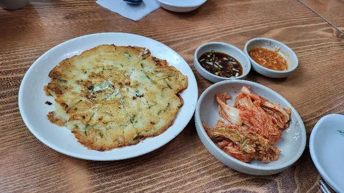 빈대떡과 동치미, 양념장이 담긴 그릇들