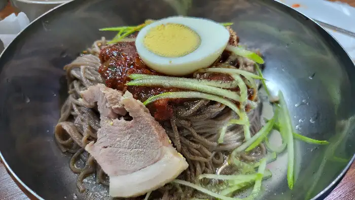 계란 지단과 고기 고명이 올라간 막국수