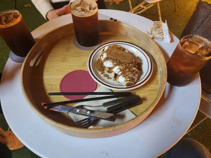 디저트와 음료가 담긴 트레이