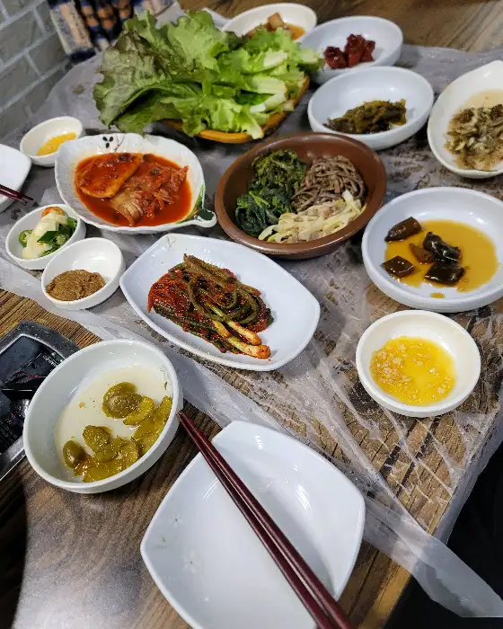 테이블 위에 차려진 닭구이와 밑반찬