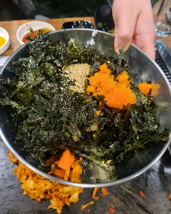 푸짐한 쌈과 맛깔스러운 반찬들