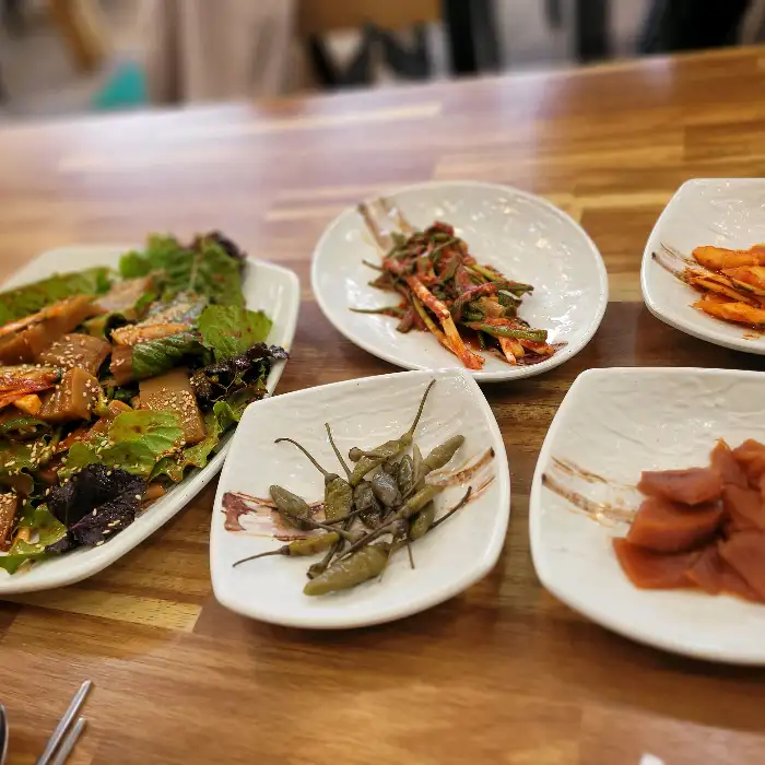 밑반찬으로 나온 고추 장아찌와 깻잎 장아찌