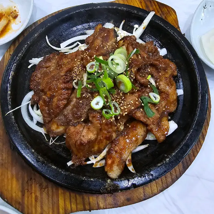 파채와 양파를 곁들인 석갈비