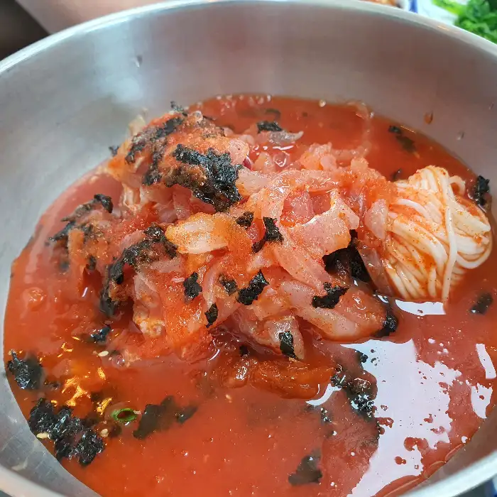 푸짐하게 담긴 물회 한 그릇