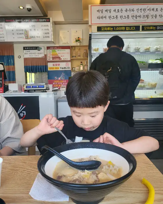 음식을 즐기는 어린이