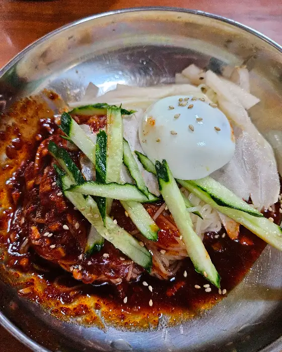 물비빔밀면의 매콤한 양념