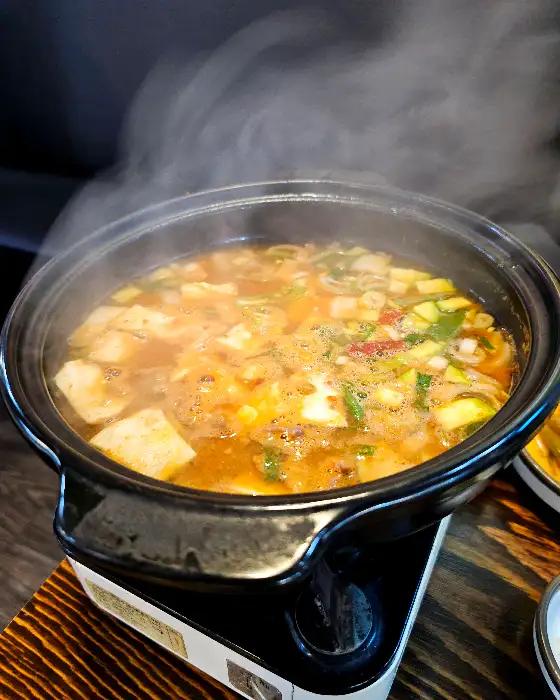 된장찌개가 보글보글 끓고 있는 모습