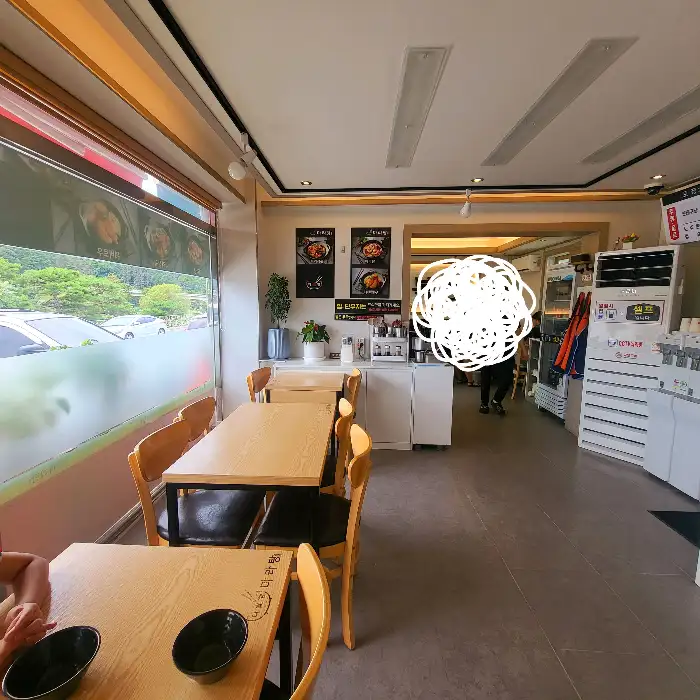 깔끔하게 정돈된 식당 내부