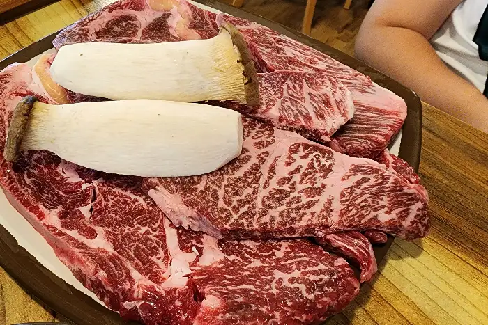 신선한 한우 모듬과 큼지막한 버섯