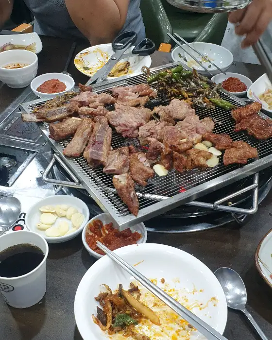 숯불 위에서 맛있게 익어가고 있는 갈비와 고기들