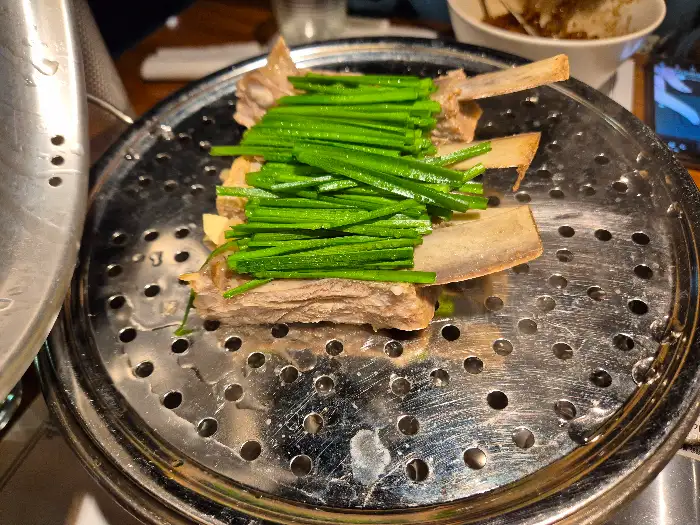 담백하게 쪄낸 수육