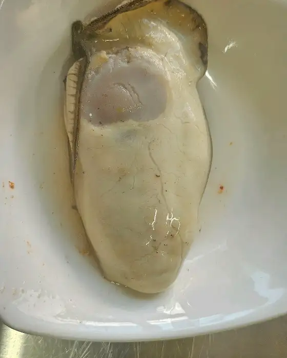 하얀 접시에 담긴 벚굴
