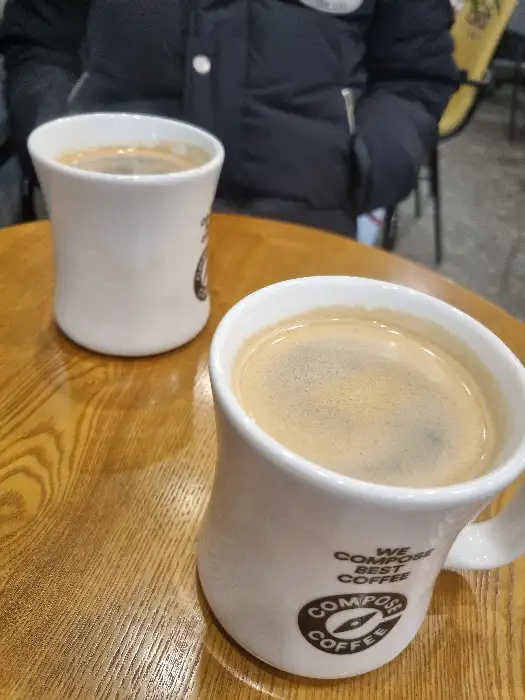 따뜻한 커피 두 잔