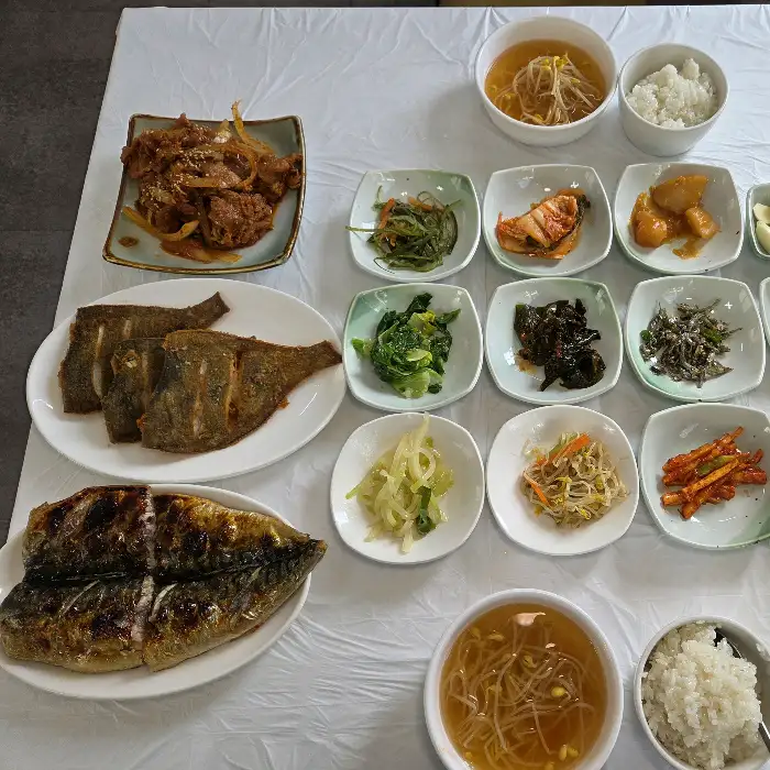 푸짐하게 차려진 한정식 상차림