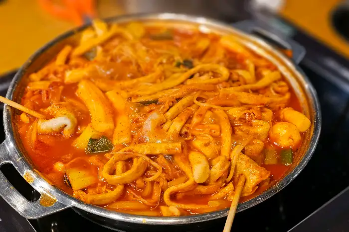 다양한 재료가 푸짐하게 담긴 떡볶이