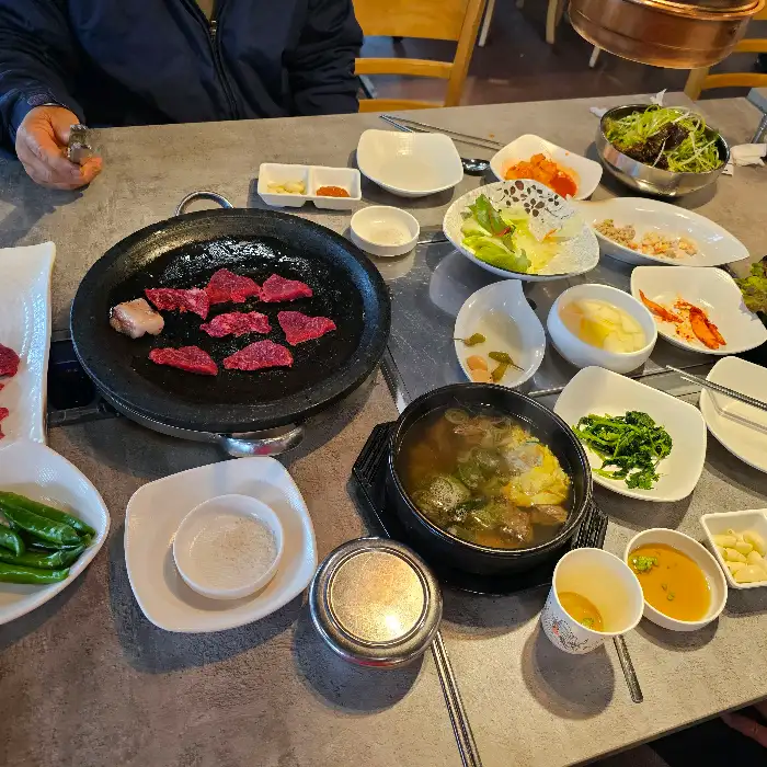 테이블에 차려진 푸짐한 소고기와 곁들임 메뉴