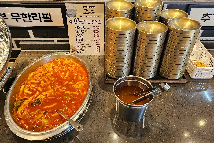 셀프바의 떡볶이와 순두부