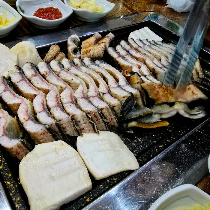 함께 제공되는 곁들임 채소와 소스