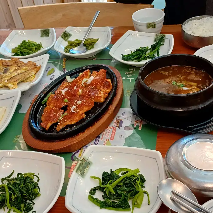 황태구이와 곁들여진 나물 반찬