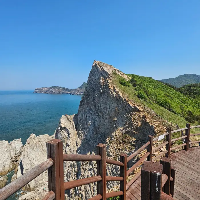 대청도의 절벽 해안과 푸른 바다 풍경